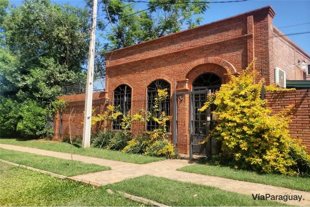 Casa à venda em Luque, Loma Merlo, em esquina