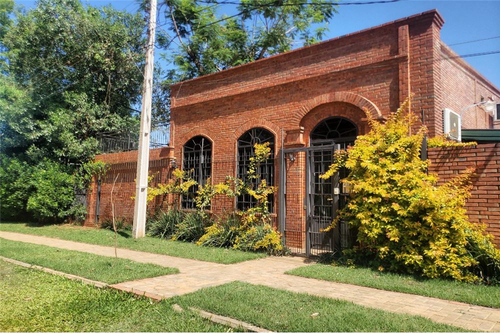 Casa à venda em Luque, Loma Merlo, em esquina