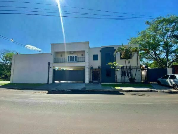Casa à venda em Luque, Tercer Barrio — 5 quartos, 430 m²