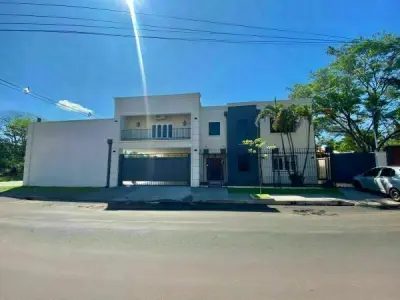 Casa à venda em Luque, Tercer Barrio — 5 quartos, 430 m²