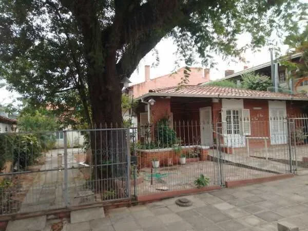 Casa en venta en Mburucuya, Asunción — 4 dorm, zona exclusiva