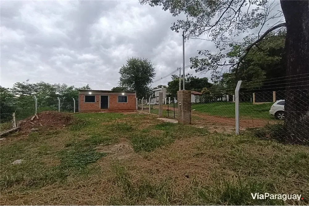 Casa à venda em Ñemby com pátio amplo