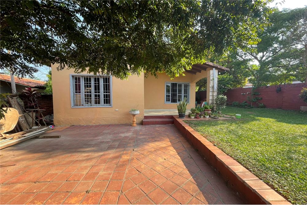 Casa à venda em Ñemby, Rincón, em esquina
