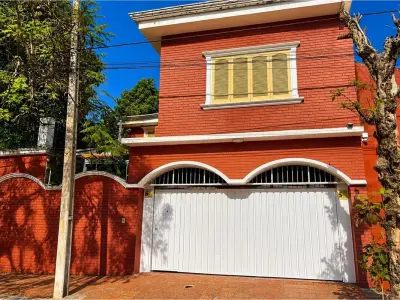 Casa en venta en Obrero, Asunción, con 5 dormitorios