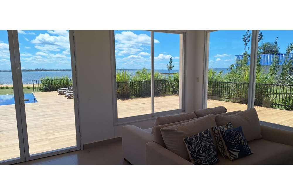 Casa à venda no Paraqvaria Aero & Marina Country Club