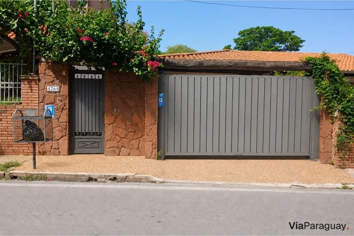 Casa à venda na Recoleta, Assunção, com 4 dormitórios