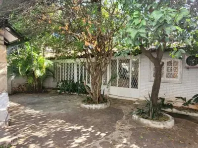 Casa à venda em Recoleta, Assunção – Com quadra de padel e churrasqueira