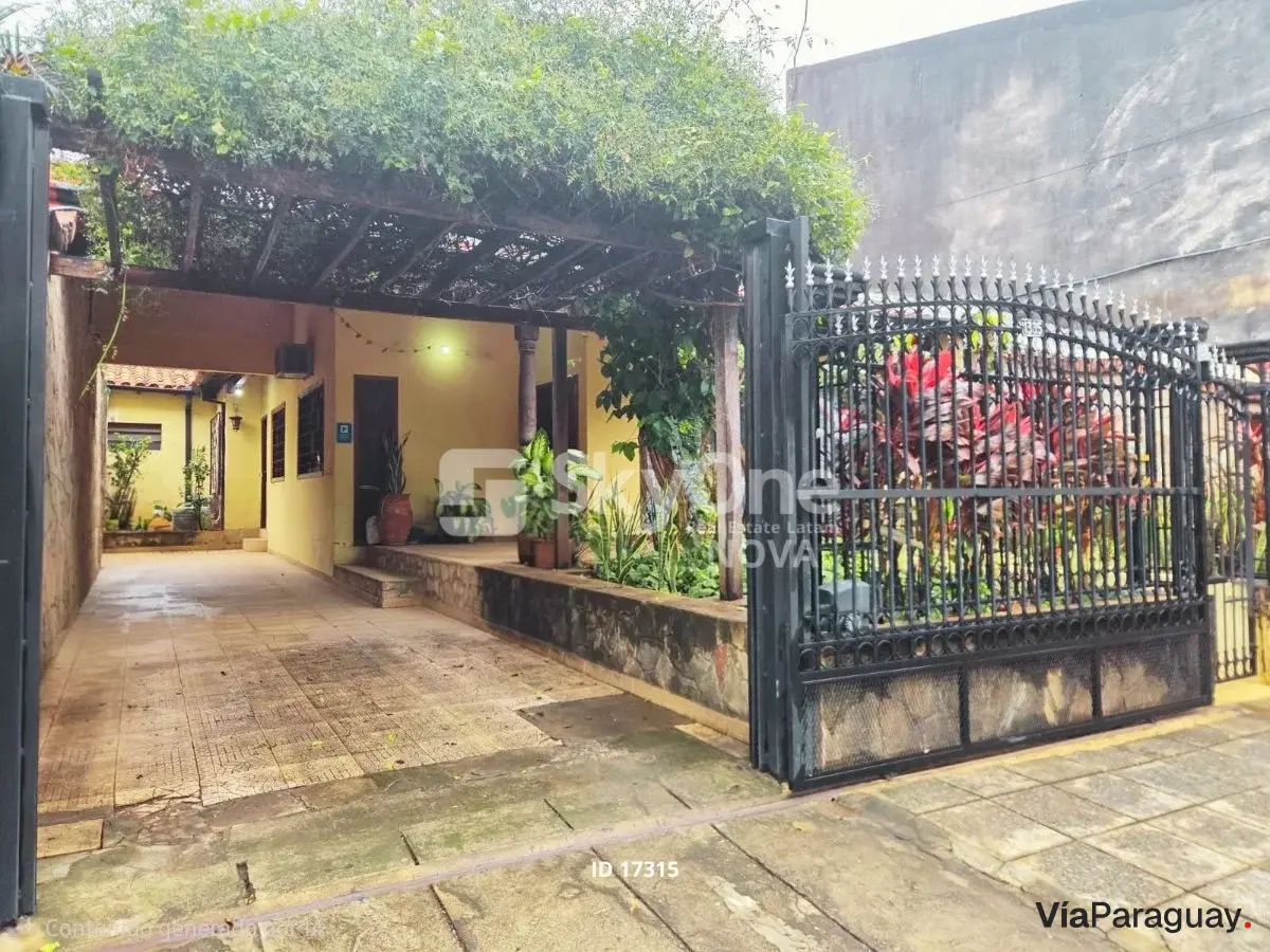 Casa en venta en Recoleta, Asunción con quincho y cochera