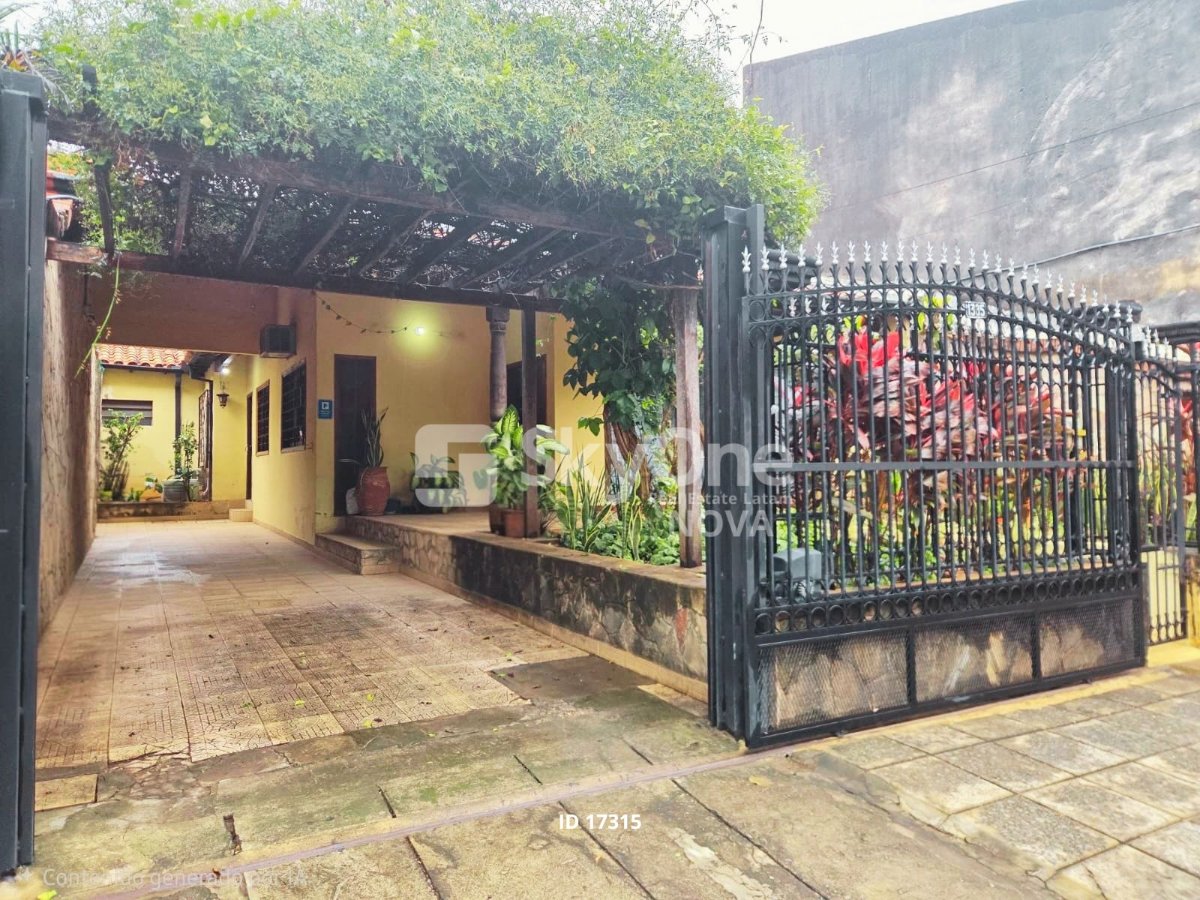 Casa en venta en Recoleta, Asunción con quincho y cochera