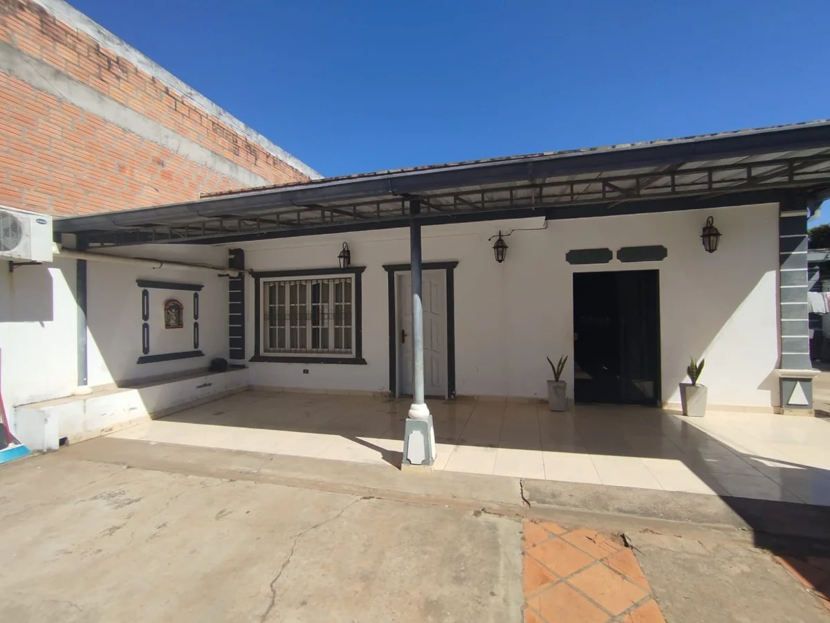 House for sale in San Antonio, Lambaré with large lot and independent area
