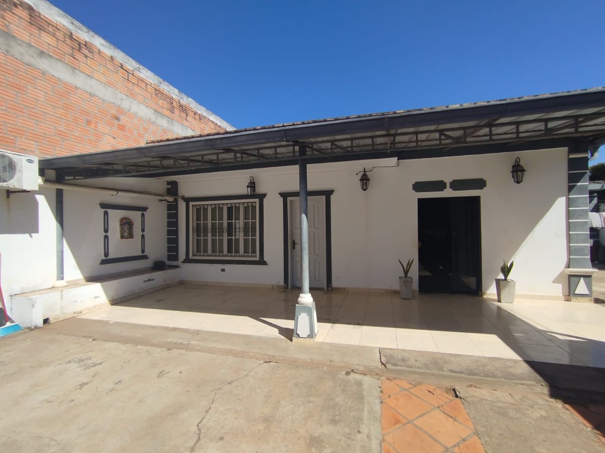 House for sale in San Antonio, Lambaré with large lot and independent area