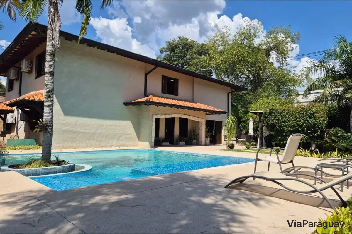 Casa à venda em San Bernardino com quadra de tênis e piscina