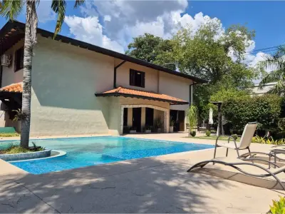 Casa à venda em San Bernardino com quadra de tênis e piscina