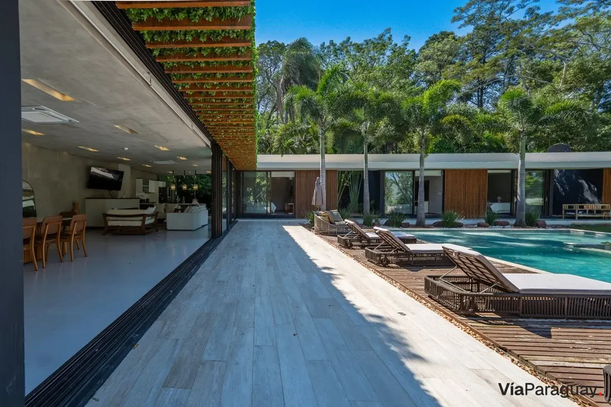 Casa en venta en San Bernardino con piscina y cancha de pádel