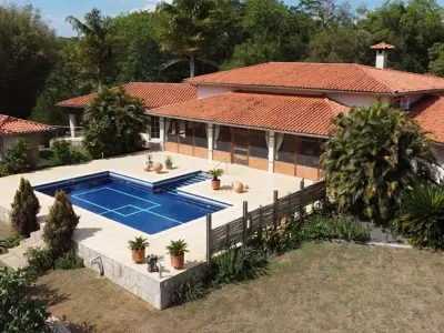 Casa à venda em San Bernardino com piscina e jardim