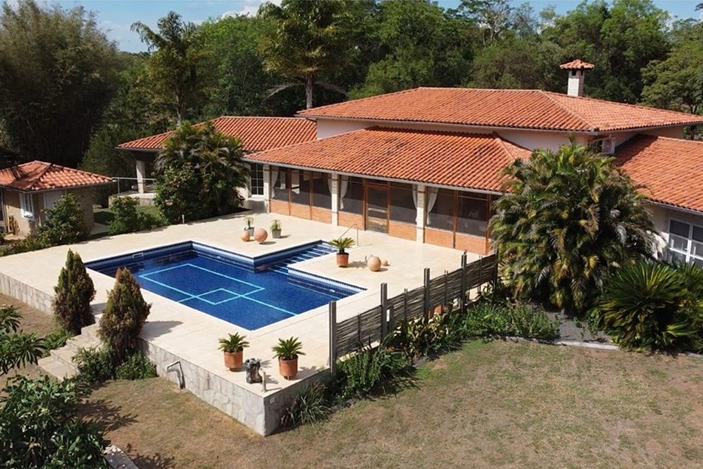 Casa en venta en San Bernardino con piscina y jardín