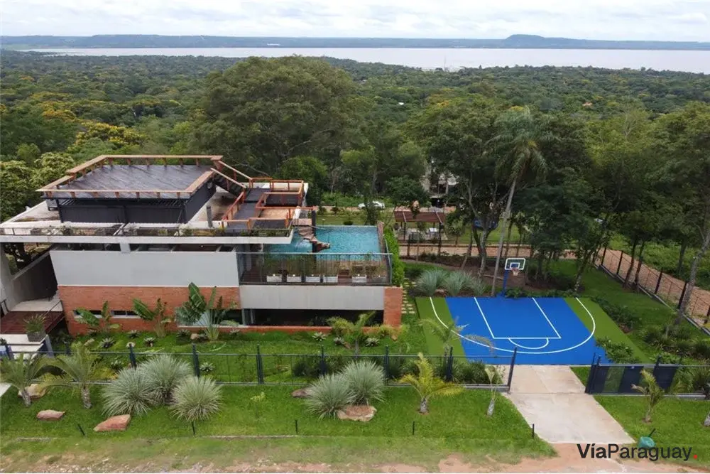 Casa à venda em San Bernardino com vista para o lago