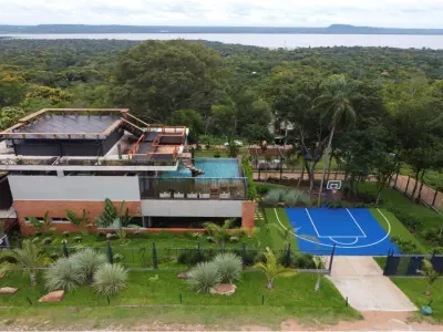 Casa à venda em San Bernardino com vista para o lago