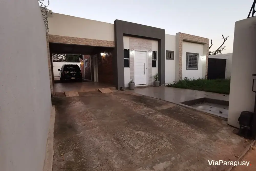Casa en venta en San Lorenzo con 2 dormitorios y quincho