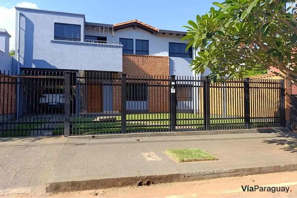 Casa à venda em San Lorenzo com jardim e quincho