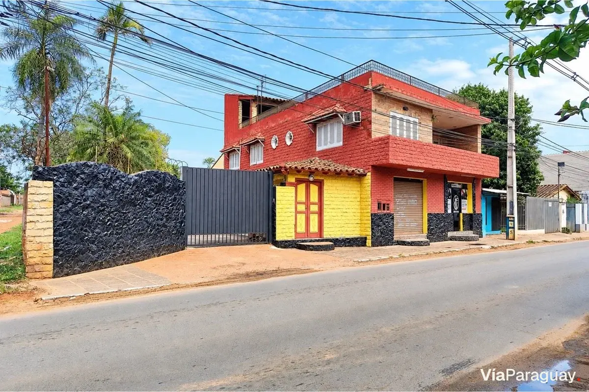 Casa en venta en San Lorenzo con piscina y gran terreno
