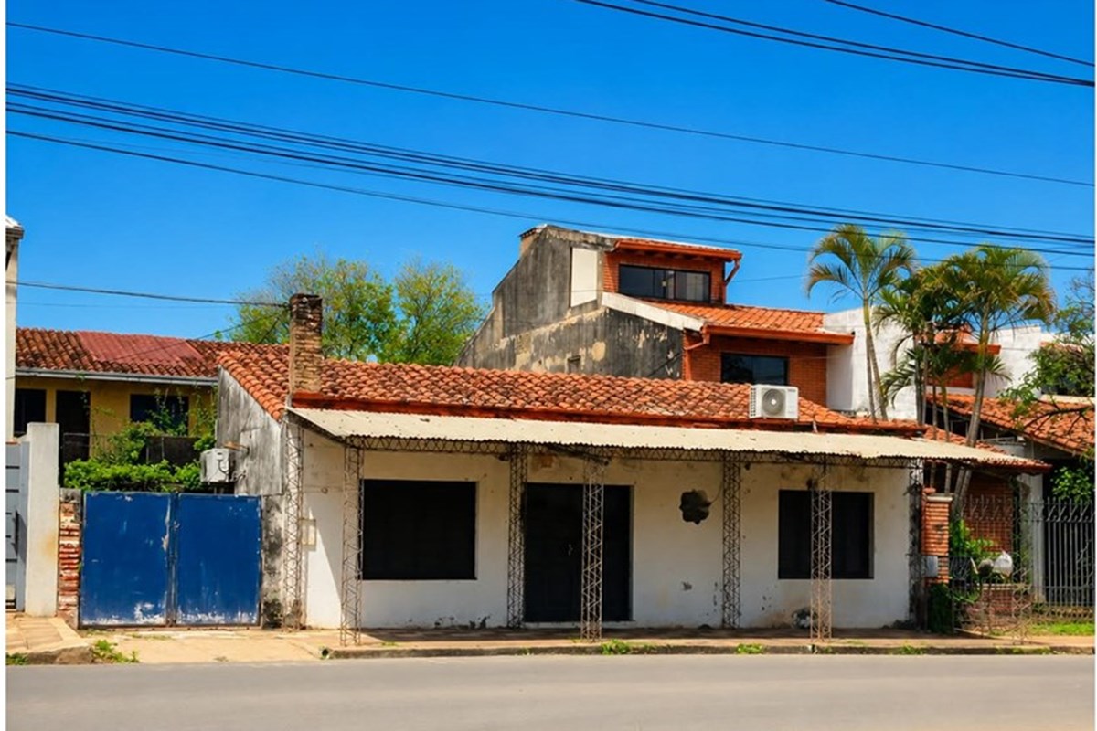 House for sale in San Lorenzo with commercial space