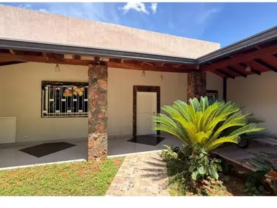 Casa en venta en San Vicente, Asunción, con 6 dormitorios