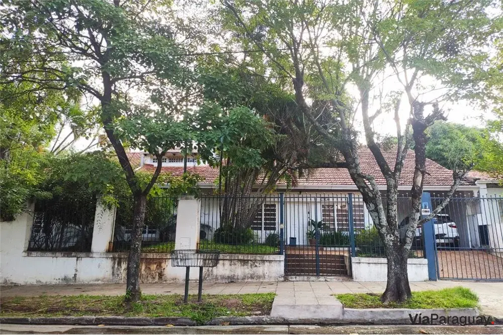 Casa à venda em Tacumbú com terreno de 1309 m² em esquina