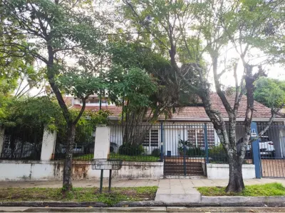 Casa à venda em Tacumbú com terreno de 1309 m² em esquina
