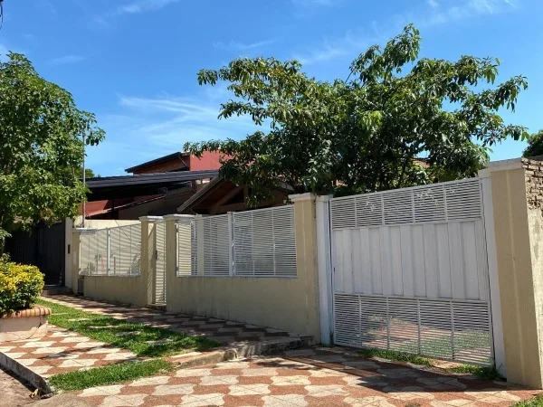 Casa en venta en Tres Bocas, Fernando de la Mora – 4 dormitorios