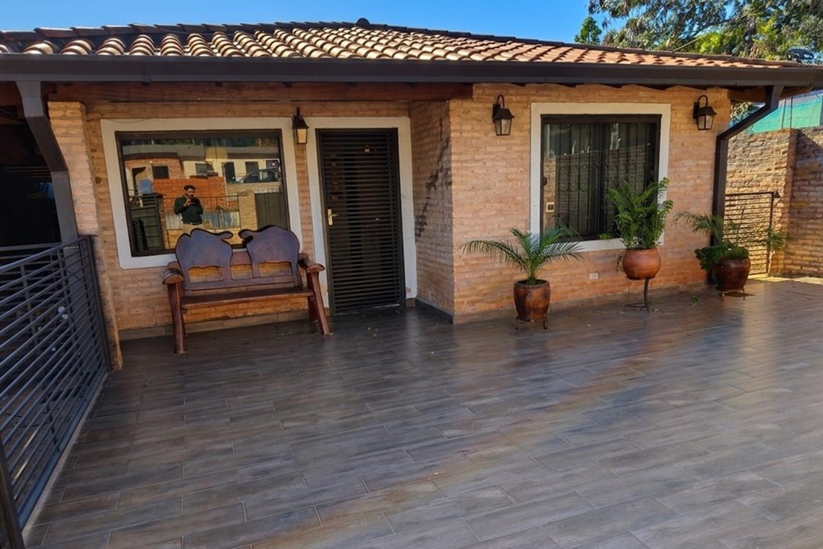 Casa à venda em Villa Elisa, bairro 8 de Diciembre
