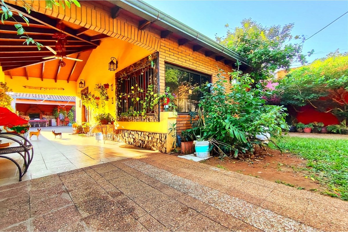 Casa à venda em Villa Elisa, bairro Gloria María