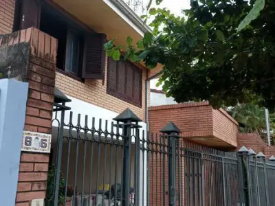 Casa à venda em Vista Alegre, Assunção — 3 quartos, 3 andares