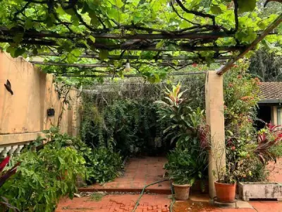Casa en venta en Vista Alegre, Asunción — 5 dormitorios