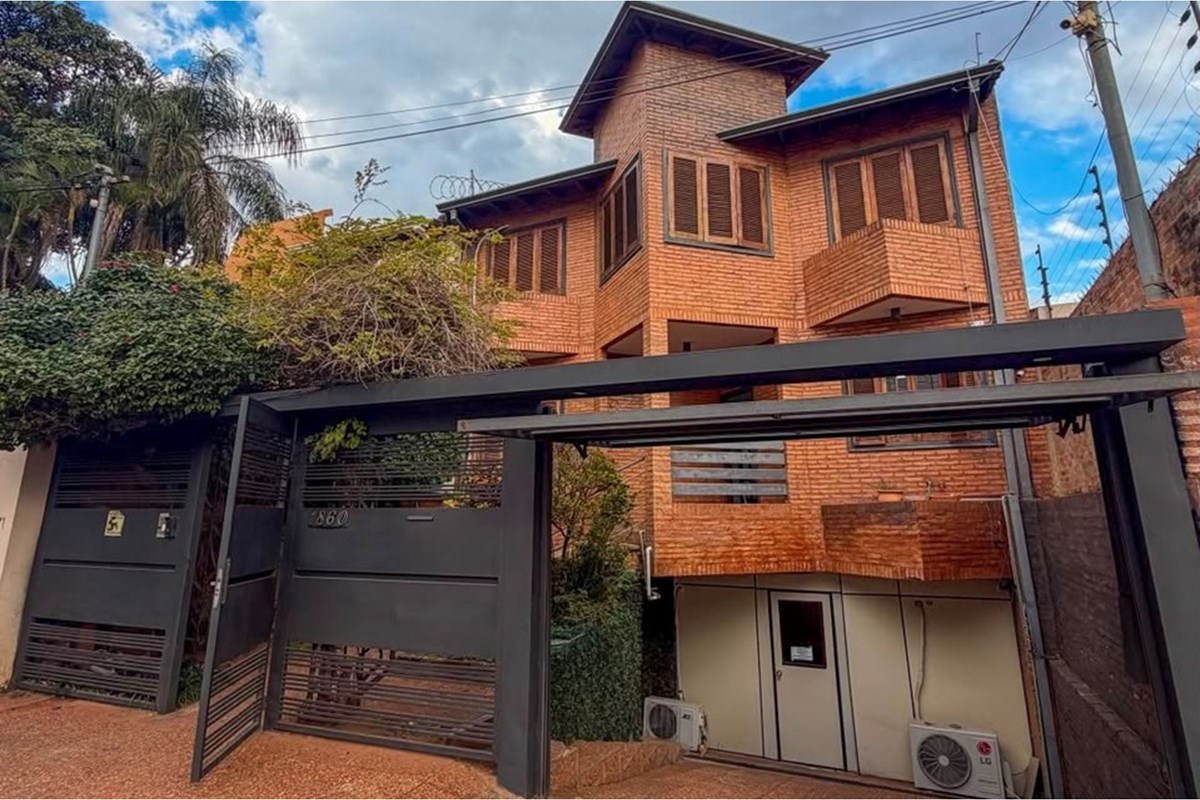 Casa à venda em Ycuá Satí, Assunção