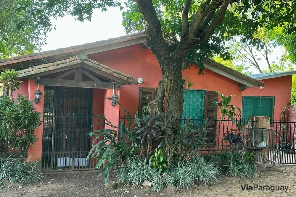 Casa à venda em Ypacaraí com 5 dormitórios e jardim