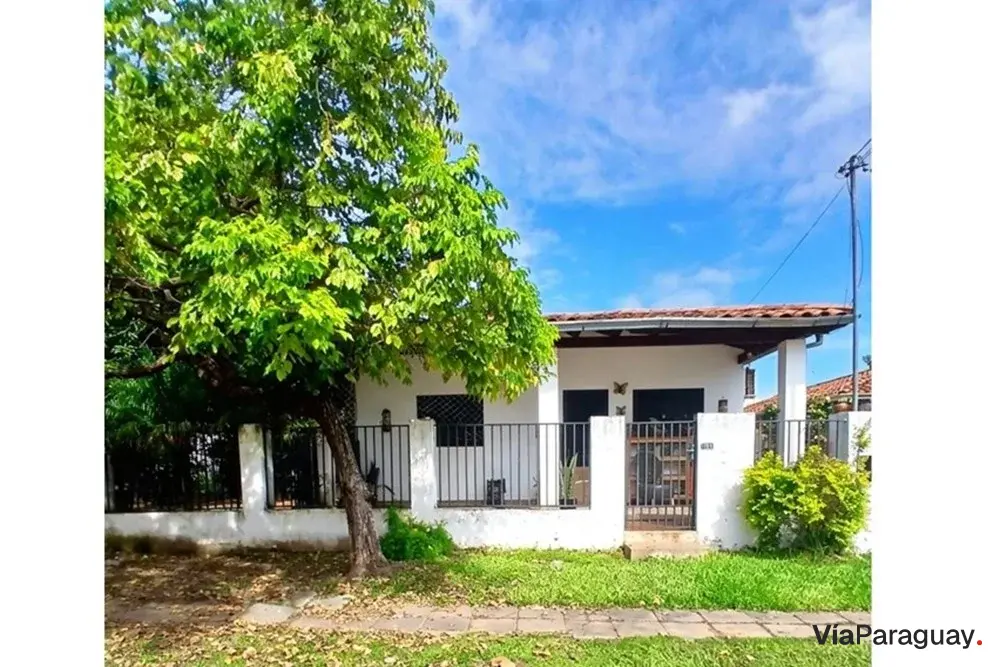 Casa à venda em Ytay, Assunção, com jardim e churrasqueira