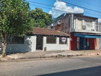 Casa en venta en zona comercial en San Vicente, Asunción