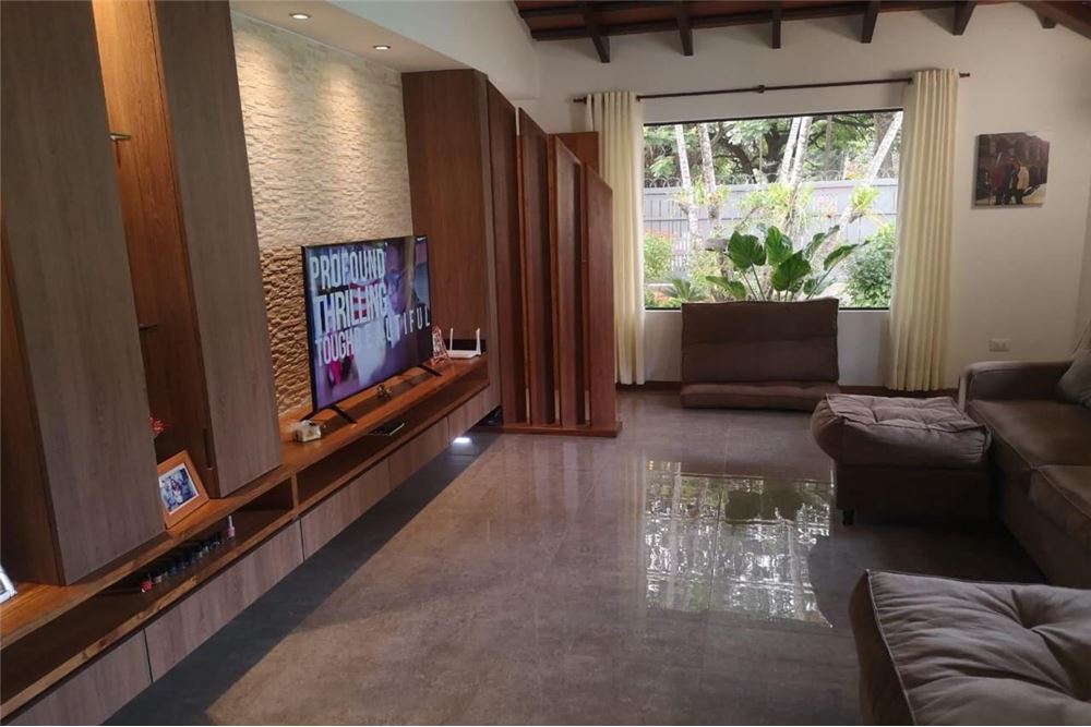Casa à venda semimobiliada com piscina em San Lorenzo