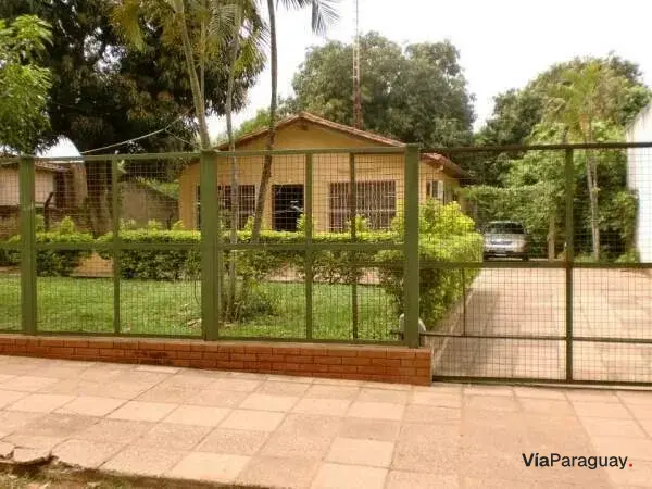 Casa à venda em avenida principal em San Lorenzo