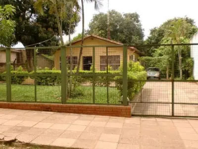 Casa à venda em avenida principal em San Lorenzo