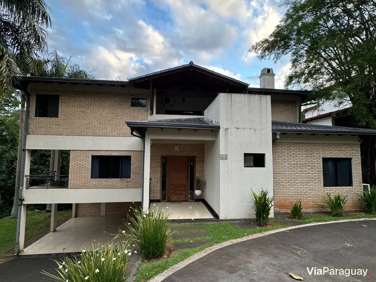 Casa estilo clásico en venta en Paraná Country Club, Hernandarias