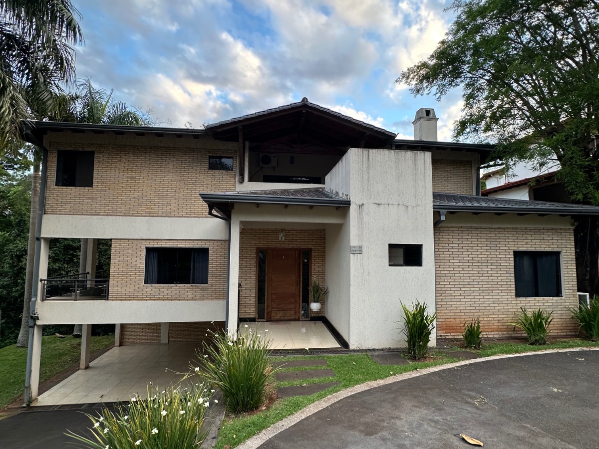 Casa estilo clásico en venta en Paraná Country Club, Hernandarias
