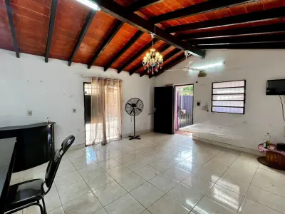 Casa familiar en venta con salón independiente en San Lorenzo