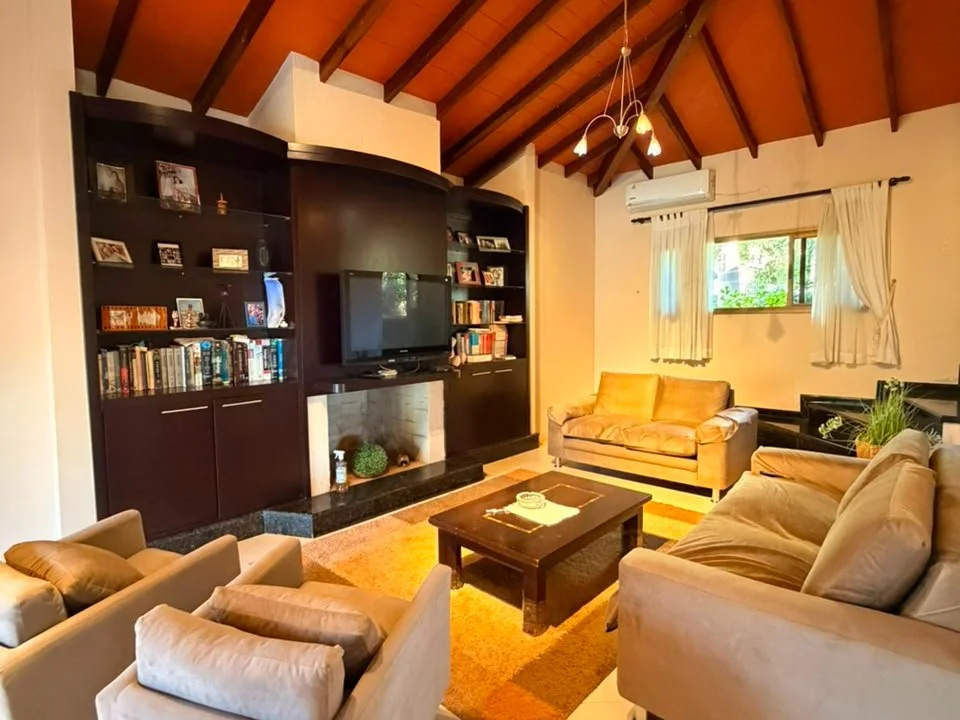 Casa funcional em dois pavimentos no Paraná Country Club