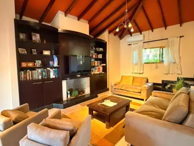 Casa funcional em dois pavimentos no Paraná Country Club
