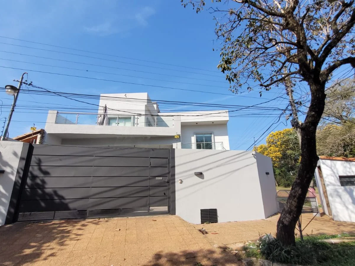 Casa minimalista para alugar em Lambaré - Zona Stock Cacique