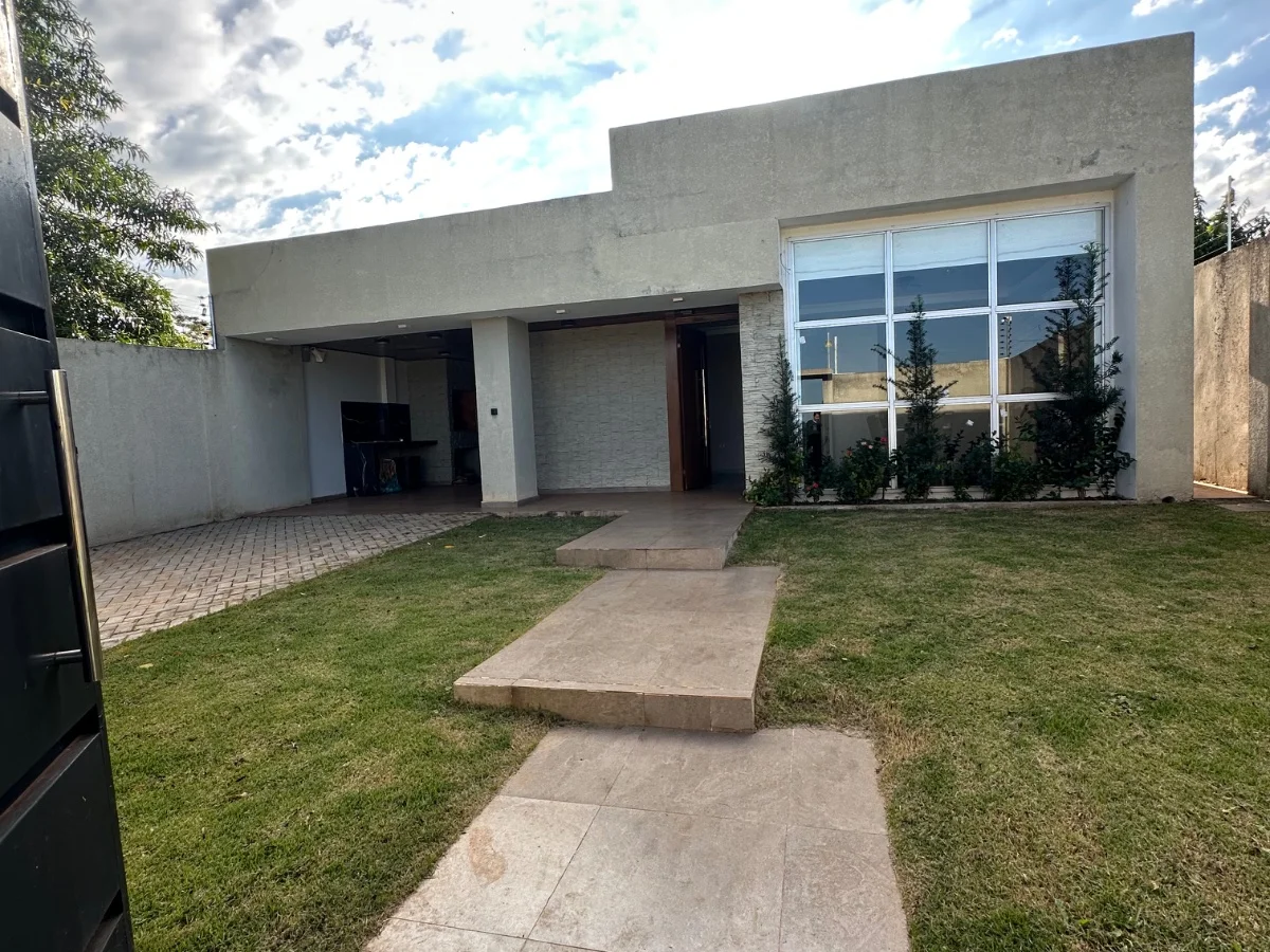 Casa moderna con piscina en venta en Presidente Franco