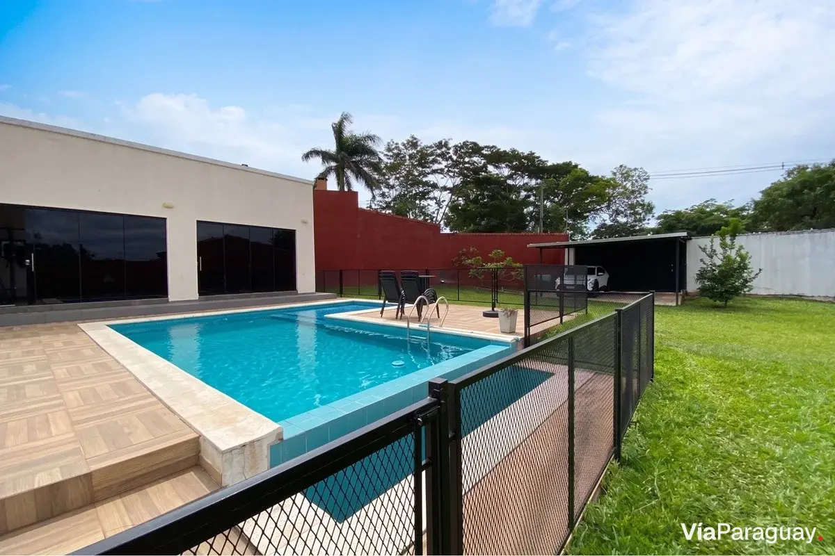 Casa moderna com piscina à venda em Tres Bocas