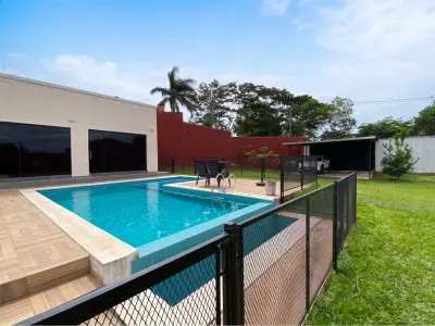 Casa moderna com piscina à venda em Tres Bocas